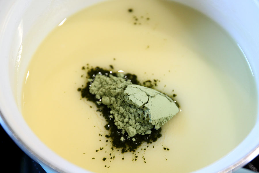 Matcha Tee Pulver wird in die Glasur eingerührt