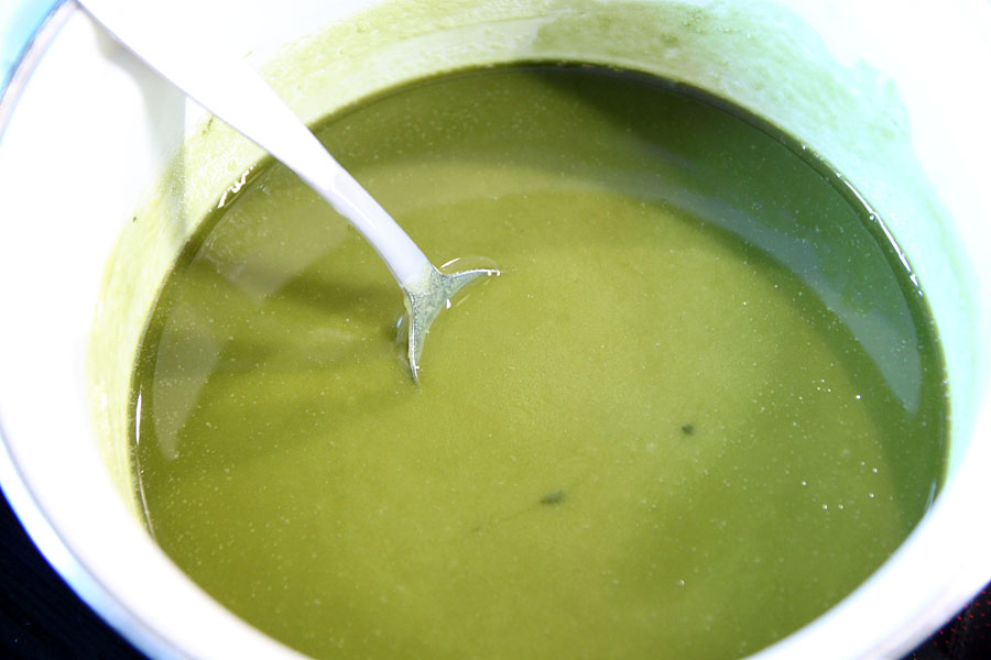 Durch Matcha Tee Pulver grün eingefärbte Glasur
