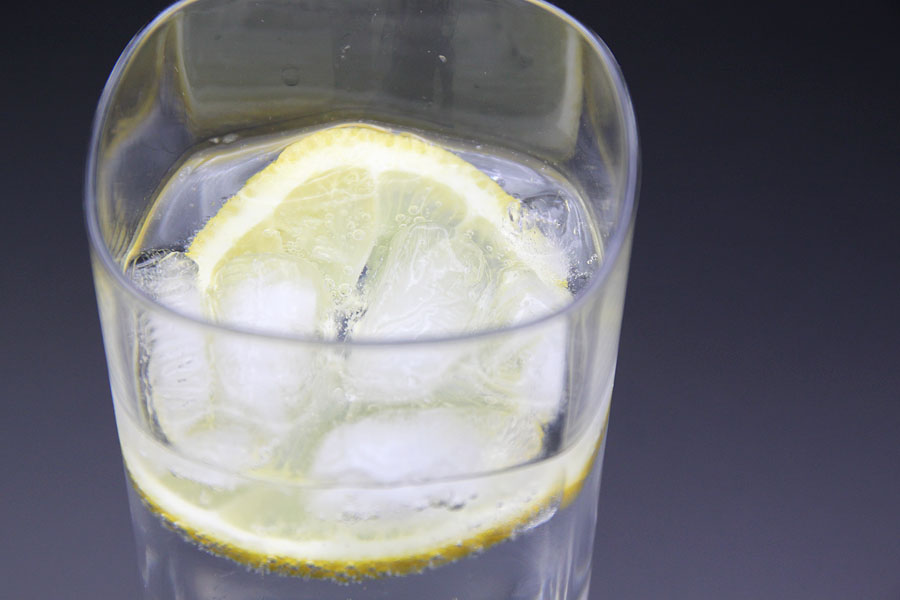 Gin Tonic mit Zitrone und Eis