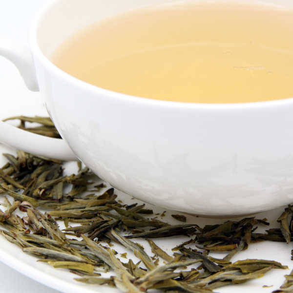 Eine Tasse gelber Tee Junshan Yinzhen