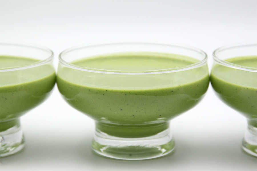 Schalen mit grünem Matcha Joghurt