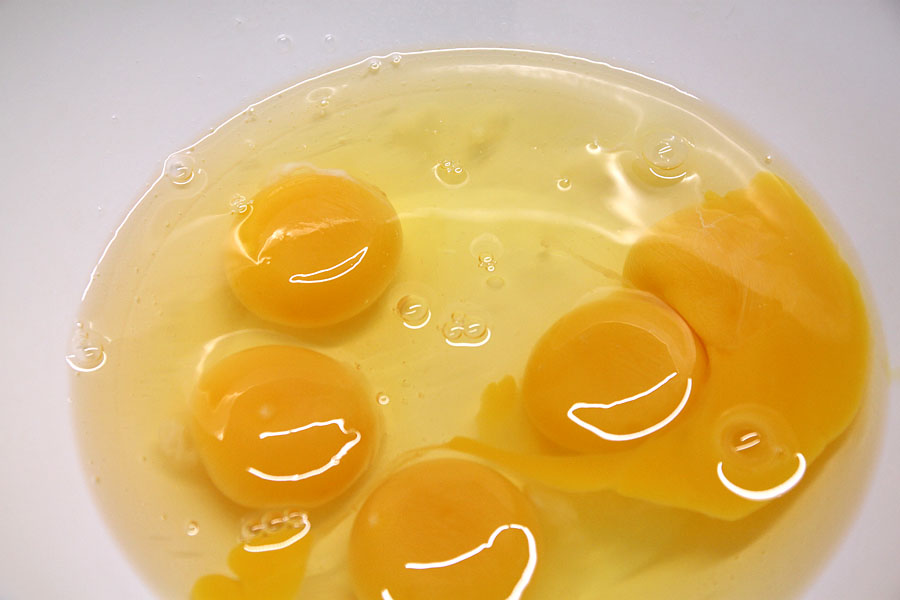 Aufgeschlagene Eier in einer Schüssel