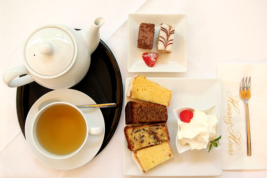 Tee und Kuchen mit Petit Four im Teehaus Haas und Haas in Wien