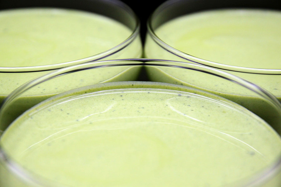 Grüne Schalen mit Matchajoghurt