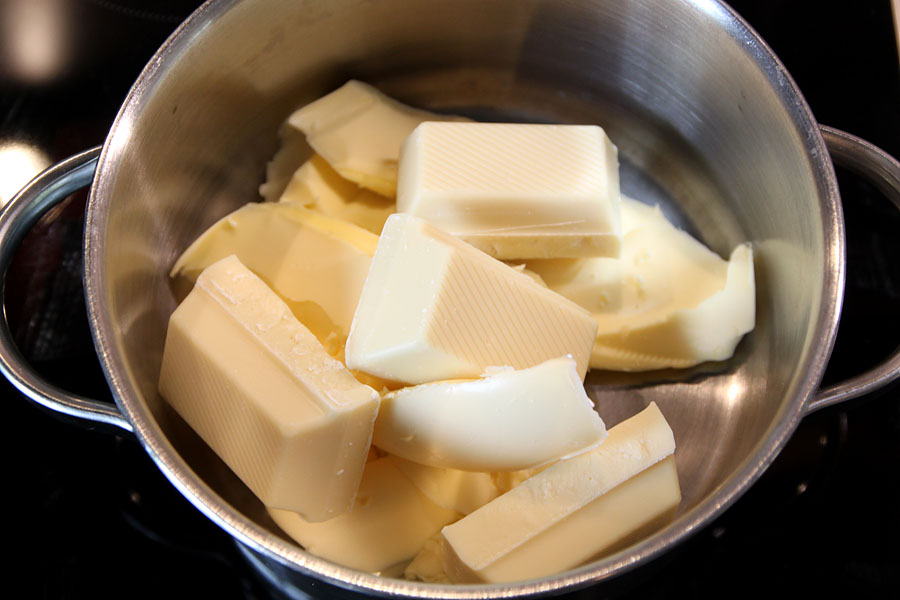 Butter und weiße Schokolade im Topf schmelzen