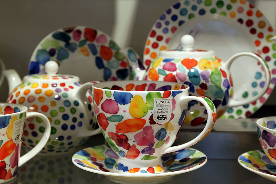 Teekannen und Tassen im Malfarbendesign