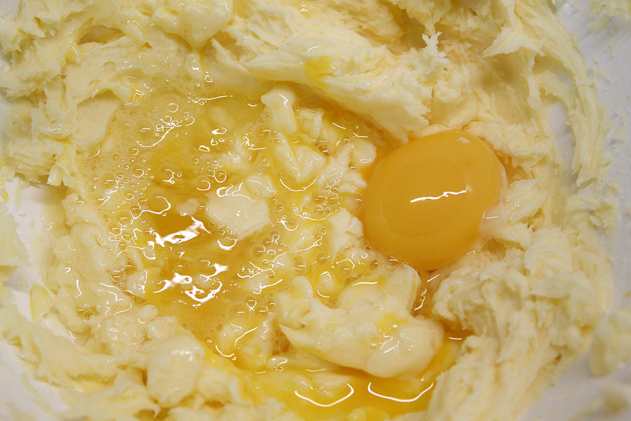 Eier zu Butter-Zuckergemisch hinzugeben
