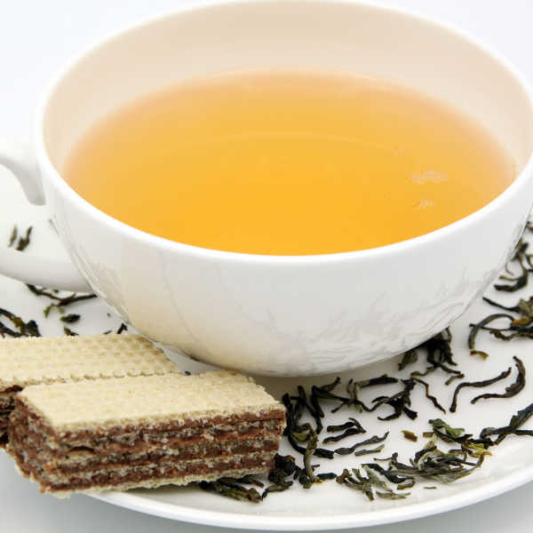 Darjeeling Flugtee von Tee Gschwendner angerichtet mit Mannerschnitten