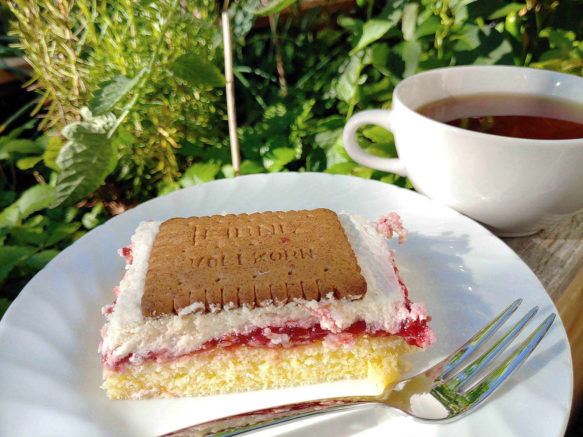 Himbeerige Schneewittchenschnitte - wiener-tee.at