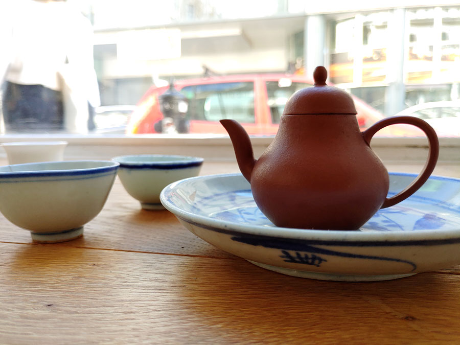 Yixing Teekanne mit chinesischen Teeschalen