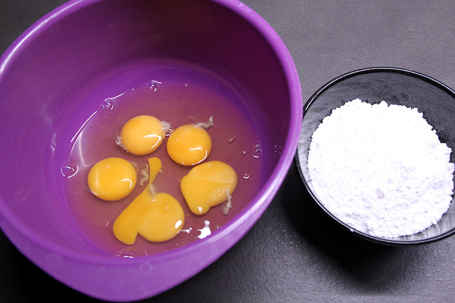 Eier und Zucker in Schüsseln
