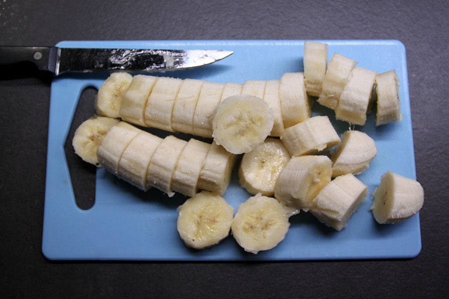 Bananen in kleine Stücke schneiden