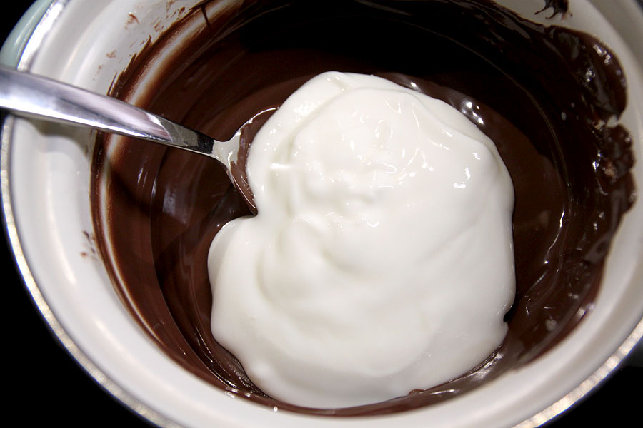 Joghurt in die Schokoglasur einrühren