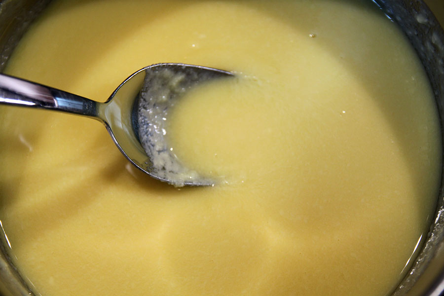 Geschmolzene Butter und Kuvertüre