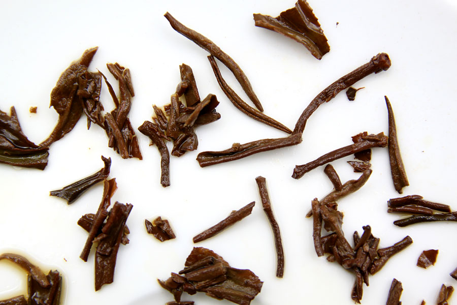 Teeblätter eines Assams nach dem Aufguss